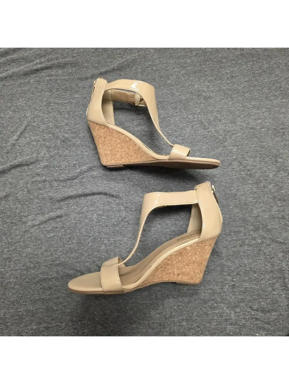 Kenneth Cole REACTION T-strap Vegan Leather Sandal sz 8.5 US